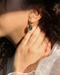 femme portant des boucles d'oreilles labradorite