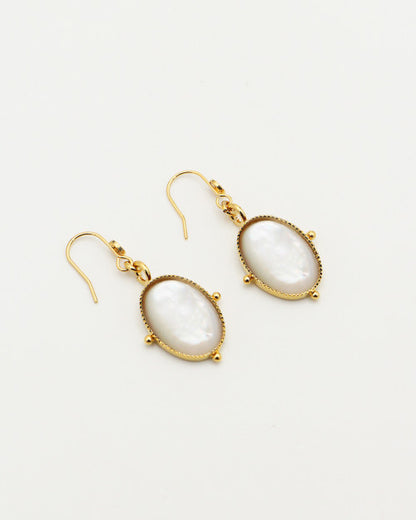 Boucles d’oreilles Nilaï pendantes avec pierre nacre ovale et orné de 4 billes