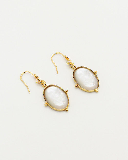 Boucles d’oreilles Nilaï pendantes avec pierre nacre ovale et orné de 4 billes