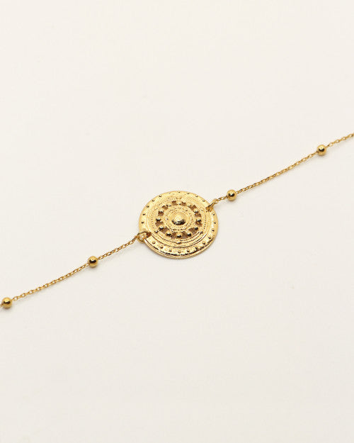 Bracelet chaine à billes orné médaille ronde ajourée et gravée