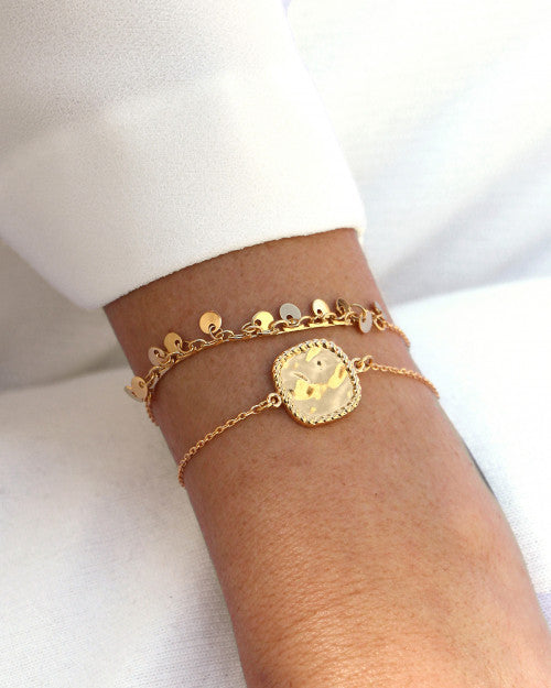 poignet portant bracelet sally et chloé doré nilai