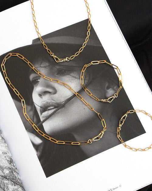 magazine féminin sur lequel sont disposés des bracelets et colliers double lock de la marque nilai