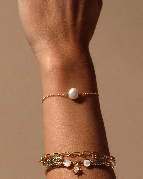 poignet portant bracelet mini perla nilai
