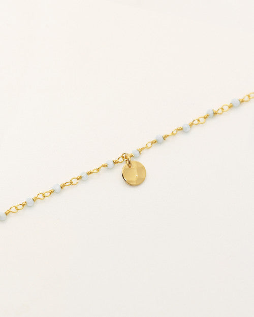 Bracelet Nilaï orné perles blanches et petite médaille