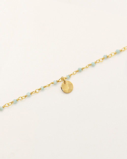 Bracelet Nilaï orné perles bleues claires et petite médaille