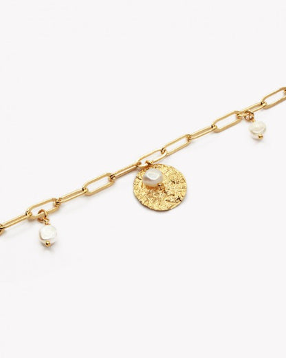 Bracelet Nilaï maille orné médaille ronde martelée et perles d’eau douce