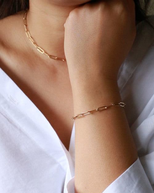 femme portant le bracelet et le collier de la gamme pure de chez nilai