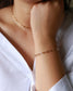 femme portant le bracelet et le collier de la gamme pure de chez nilai