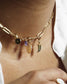 femme portant un collier à grosses mailles nilai avec des pendentifs amovibles