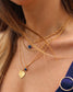 femme portant des colliers couleur or et bleu