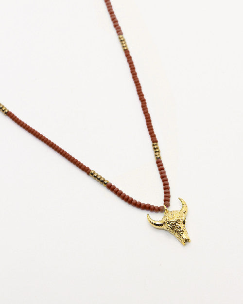 collier arizona marron nilai avec un tête de taureau composé de perles de rocaille