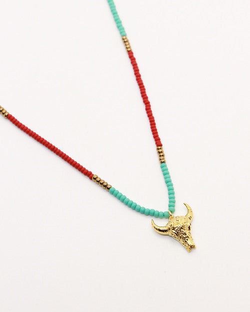 collier arizona turquoise nilai avec un tête de taureau composé de perles de rocaille