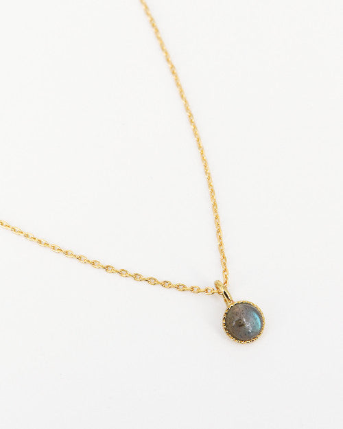 Collier Athéna composé d'une chaine fine dorée et d'une pierre ronde labradorite