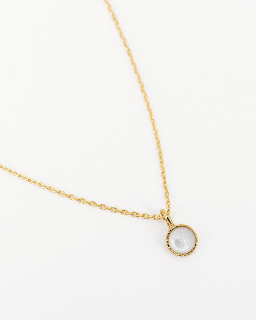 Collier Athéna composé d'une chaine fine dorée et d'une pierre ronde agate blanche