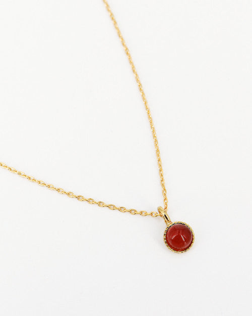 Collier Athéna composé d'une chaine fine dorée et d'une pierre ronde agate rouge