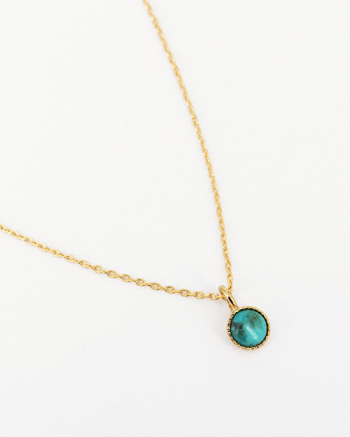 Collier Athéna composé d'une chaine fine dorée et d'une pierre ronde turquoise