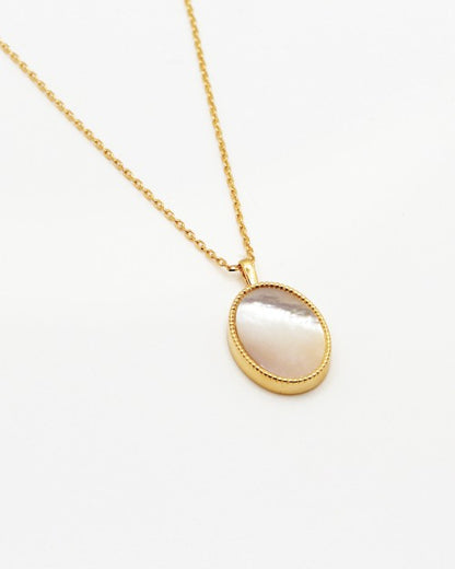 Collier Nilaï chaine fine pendentif grande pierre naturelle plate blanche