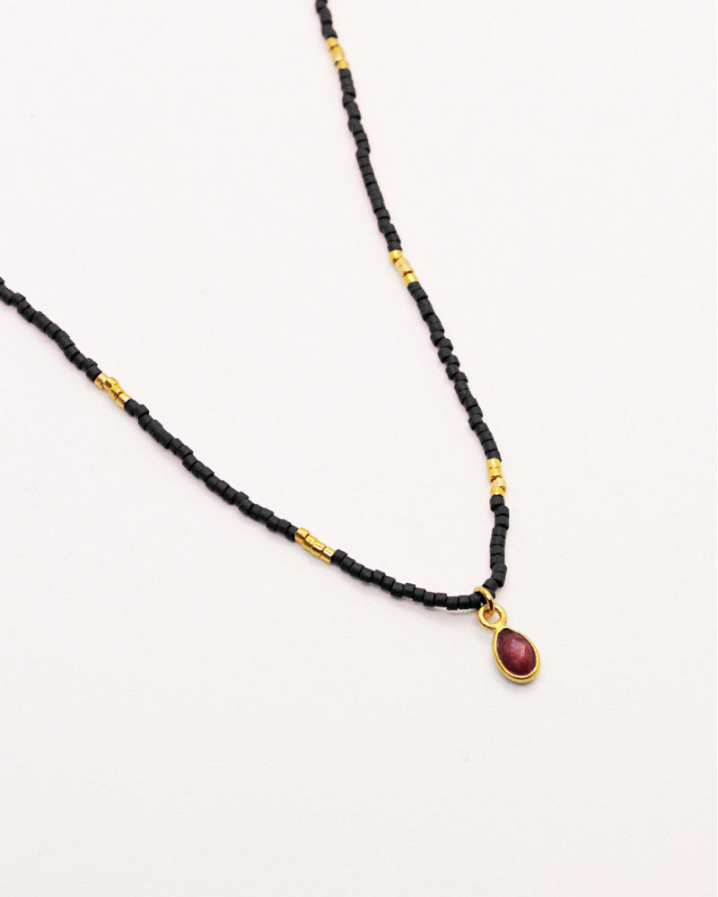 Collier ras-de-cou Nilaï perles noires et orné pierre agate rouge