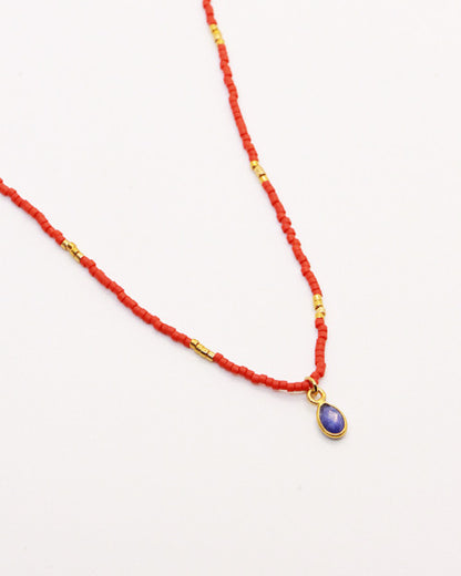 Collier ras-de-cou Nilaï perles rouge et orné pierre quartz saphir