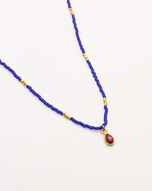 Collier ras-de-cou Nilaï perles bleues et orné pierre grenat
