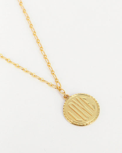 Collier doré avec médaille ronde Love et composé d'une chaine à maille fine