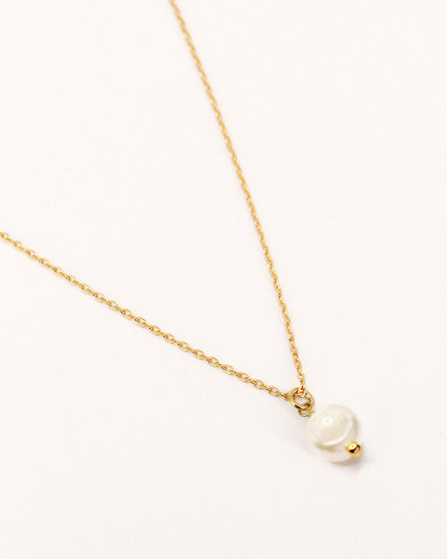 Collier Nilaï chaine fine orné perle d’eau douce blanche