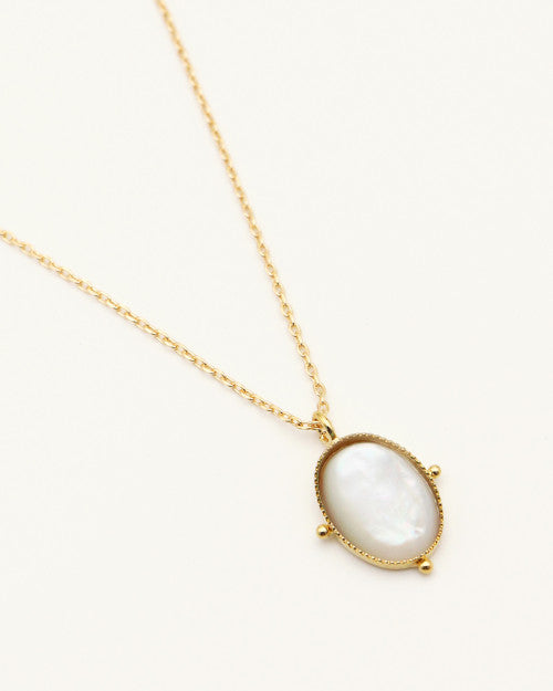 Collier Nilaï fin avec pendentif ovale en pierre nacre et orné de 4 billes