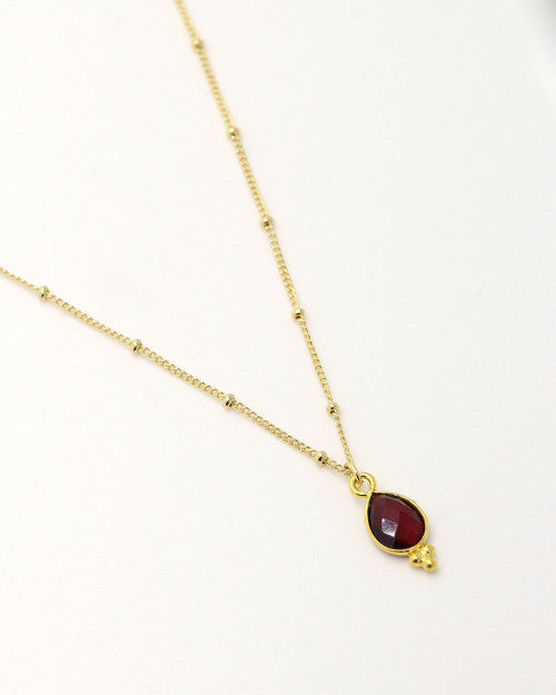 Collier Nilaï fin chaine à petites billes et orné d’une pierre agate rouge sous forme de goutte