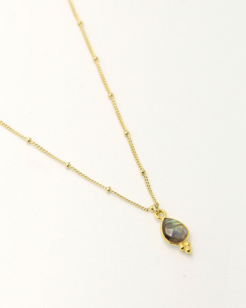 Collier Nilaï fin chaine à petites billes et orné d’une pierre labradorite sous forme de goutte