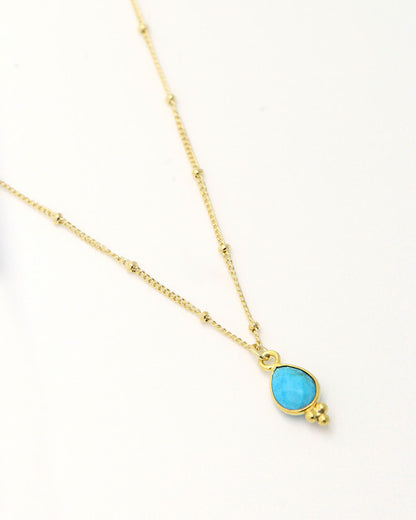 Collier Nilaï fin chaine à petites billes et orné d’une pierre turquoise sous forme de goutte