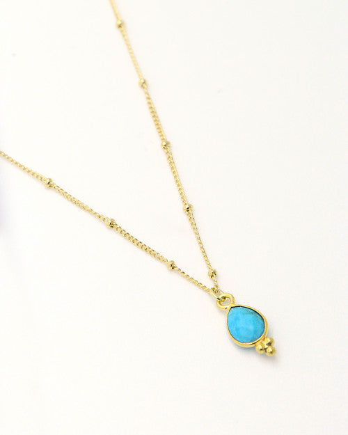 Collier Nilaï fin chaine à petites billes et orné d’une pierre turquoise sous forme de goutte