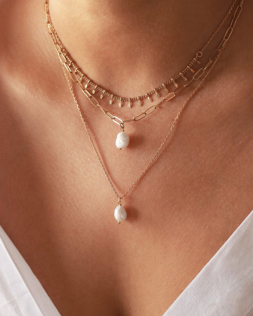femme portant collier mini perla et alegria or nilai
