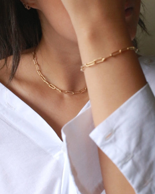femme portant le collier et le bracelet pure de la marque de bijoux chez nilai 