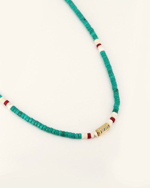 collier surfer nilai composé de pierres howlites turquoise