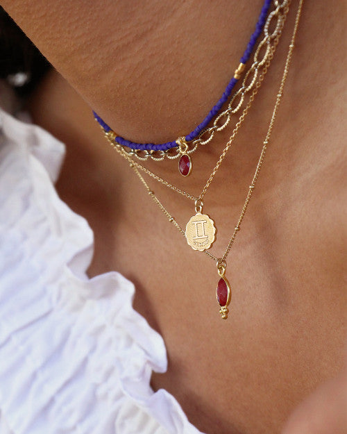 femme portant un collier astro, un collier new delhi, un collier little india et un collier pure torsadé