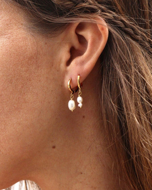 femme portant boucles d'oreilles cléa et mini perla nilai