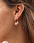 femme portant boucles d'oreilles cléa et mini perla nilai