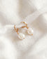 mini créoles perle blanche sur drap blanc