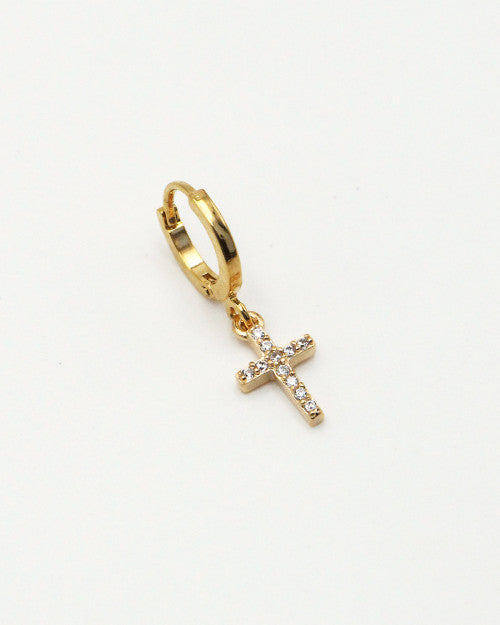Mini créoles en plaqué or de chez nilai avec pendentif croix