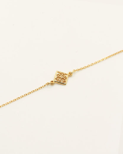 Bracelet Nilaï discret chaine fine médaille motifs carré ajouré